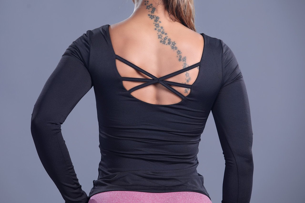 https://canelafitness.com/cdn/shop/products/active-long-sleeve-yoga-t-shirt-strappy-back-black-641787.jpg?v=1629419526&width=1445